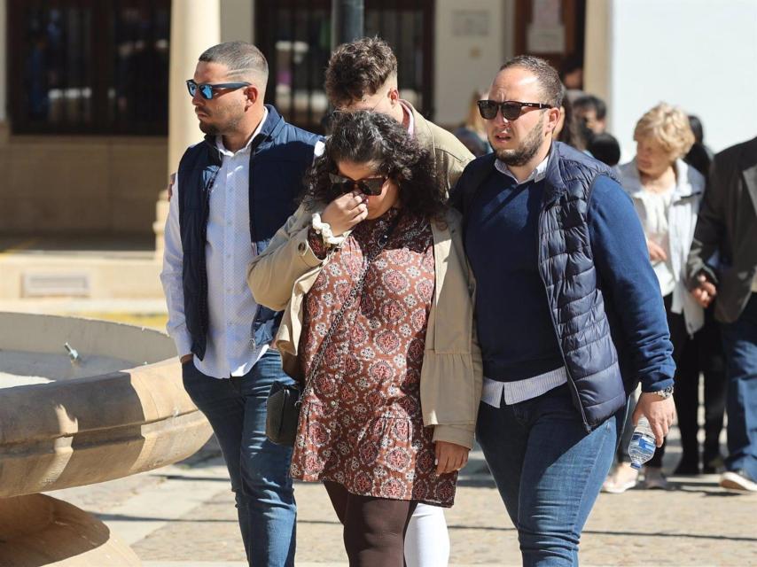 Los hijos de José Luis en el funeral de su padre.