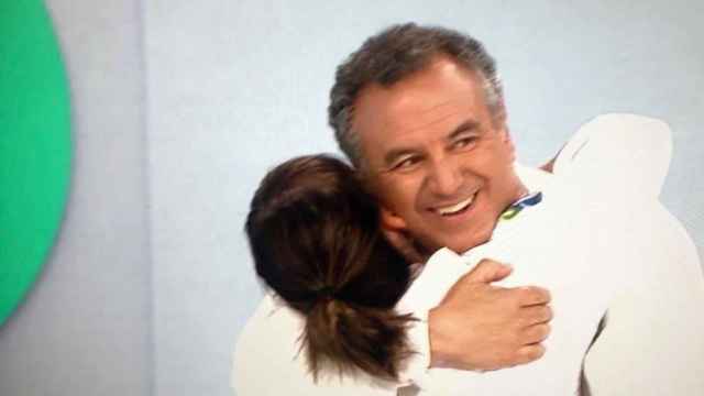 Roberto Brasero y Sandra Sánchez abrazados en Mundo Brasero.