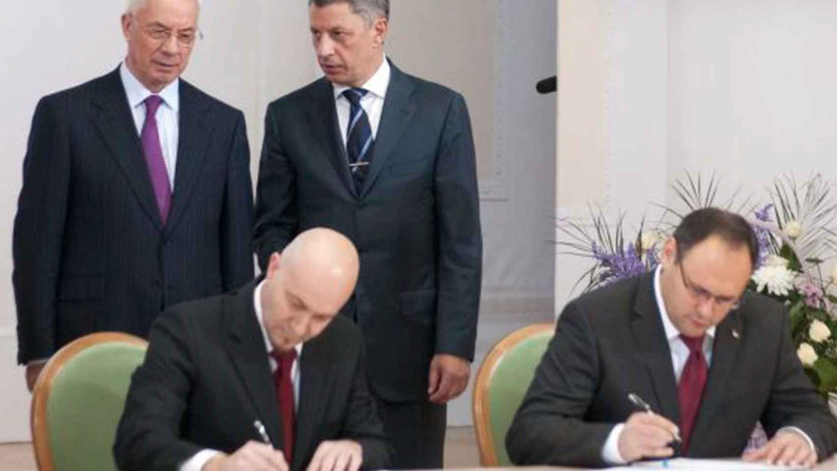 Jordi Sardà (abajo a la izquierda), durante la firma de un falso contrato de Gas Natural con Ucrania, en 2012.
