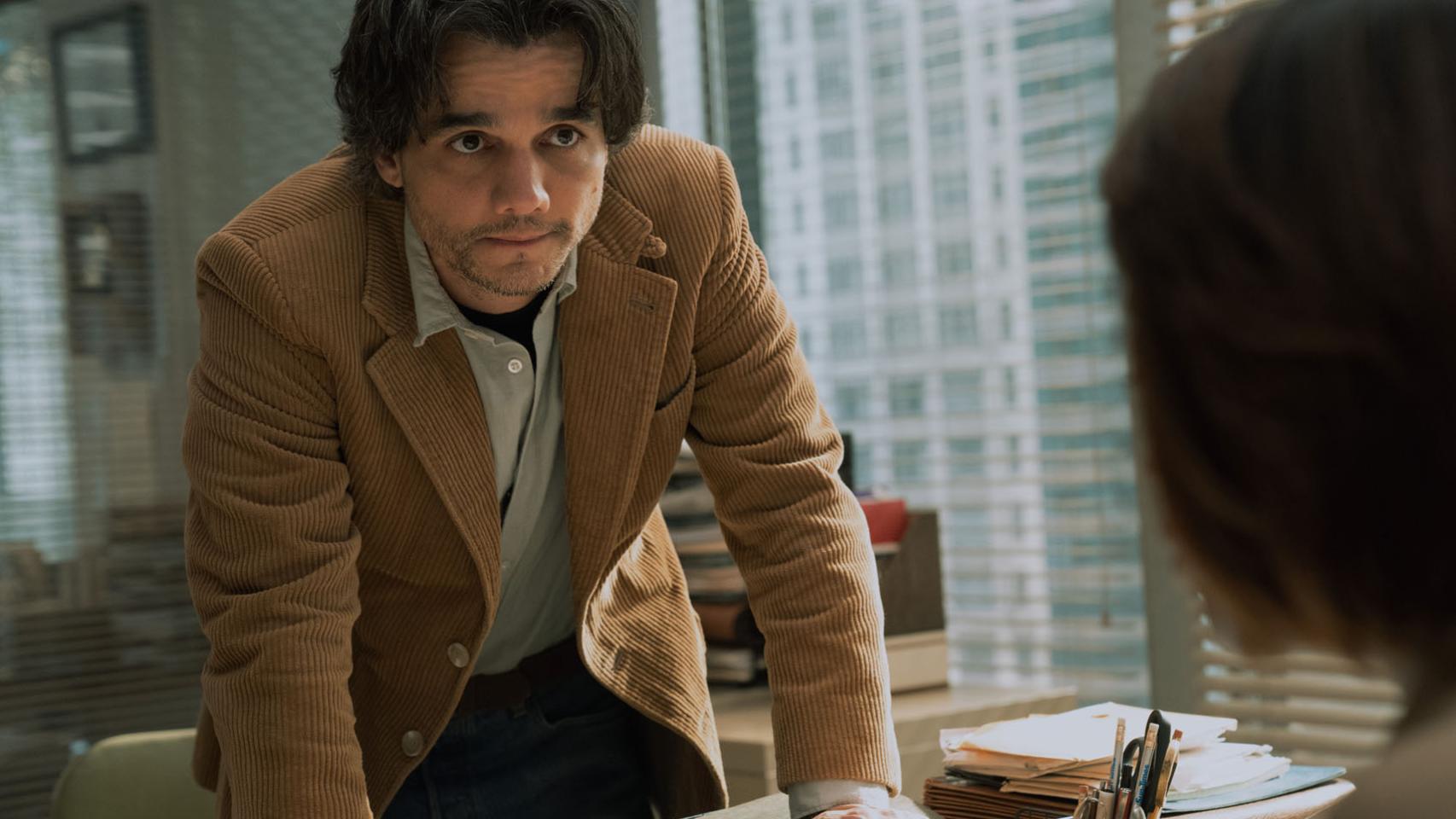 Wagner Moura interpreta a un periodista en la serie de Apple TV+ 'Las luminosas'.