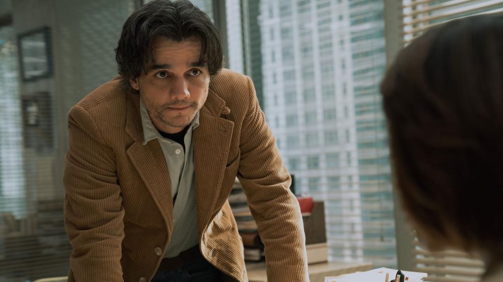 Wagner Moura interpreta a un periodista en la serie de Apple TV+ 'Las luminosas'.