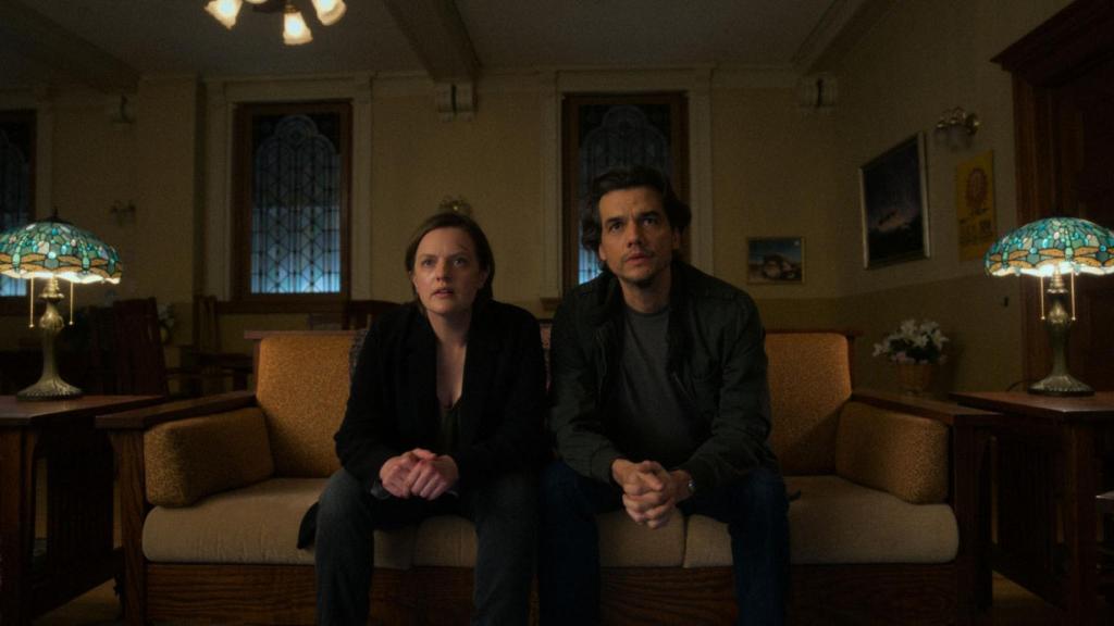 Elisabeth Moss y Wagner Moura en 'Las luminosas'.