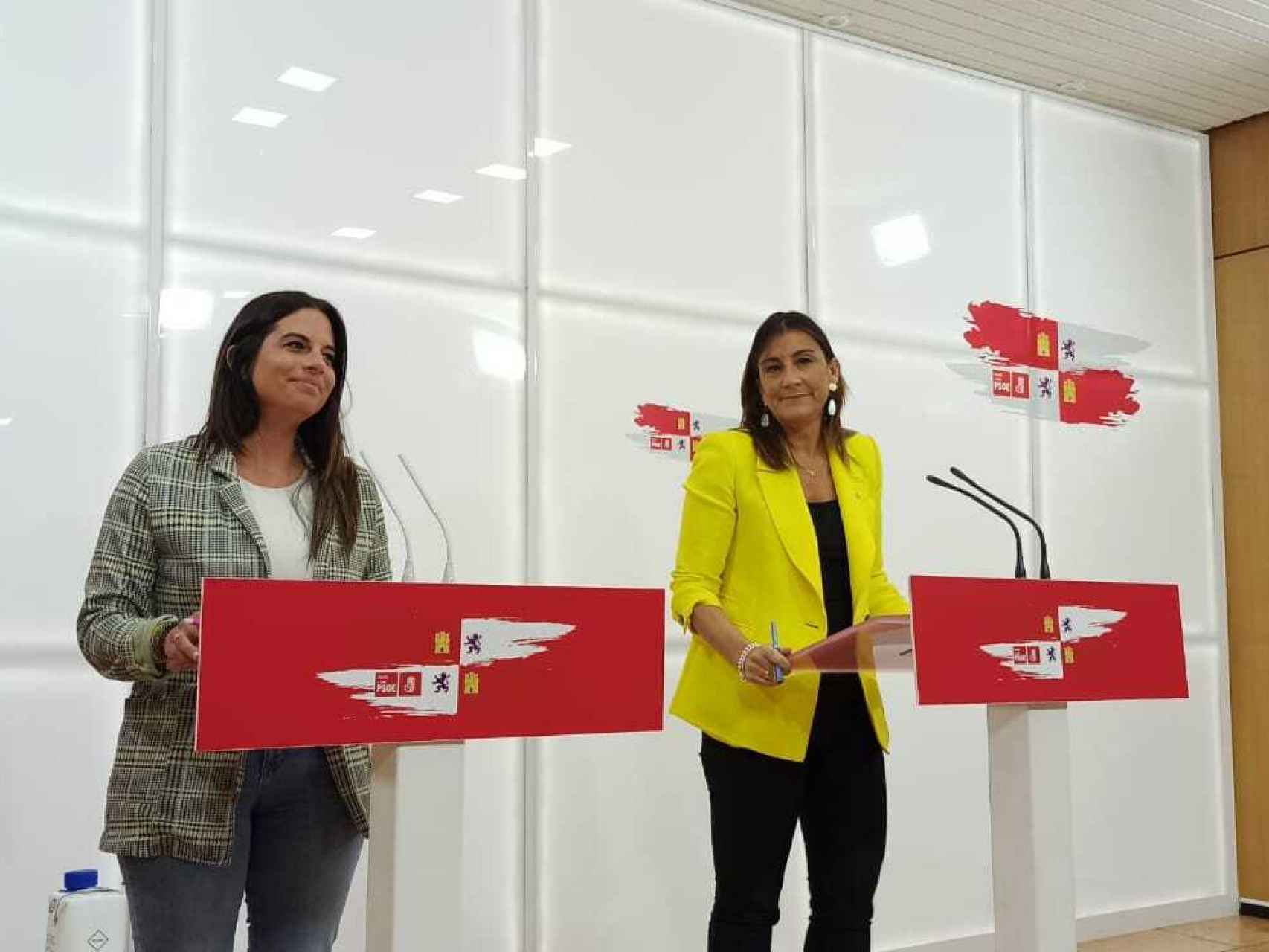 La procuradora socialista Ana Sánchez y su compañera Nuria Rubio durante la rueda de prensa de este lunes.