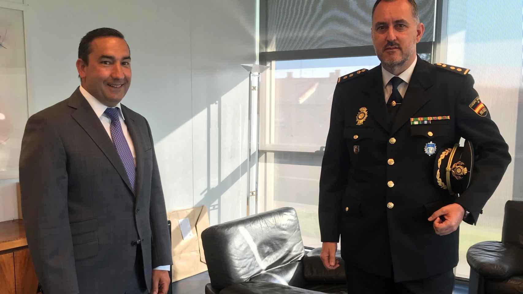 El delegado territorial y el nuevo comisario jefe de la Policía Nacional de Salamanca