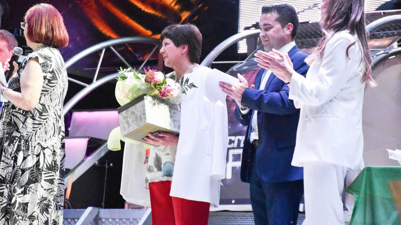 Carmen Díaz recoge un regalo del Ayuntamiento de Valdestillas