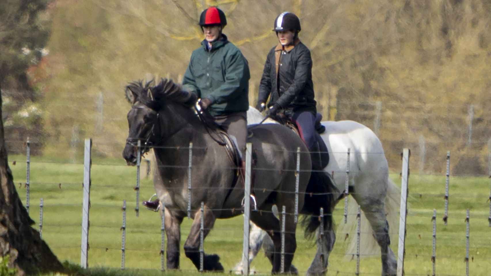 Lady Louise a caballo con su padre, el príncipe Eduardo.