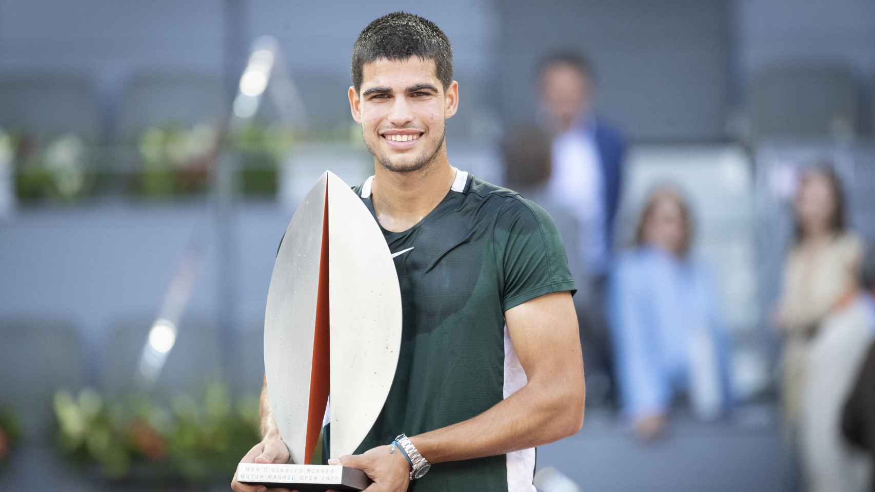 Carlos Alcaraz posando con el trofeo de ganador del Mutua Madrid Open.