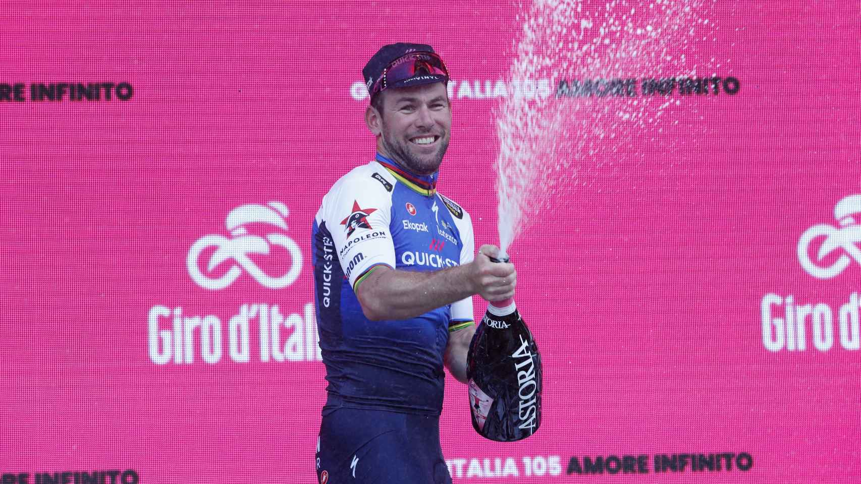 Mark Cavendish celebrando una victoria en el Giro de Italia 2022