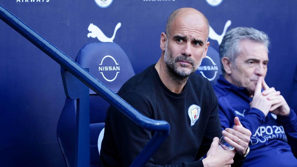 Pep Guardiola en el banquillo del Etihad Stadium