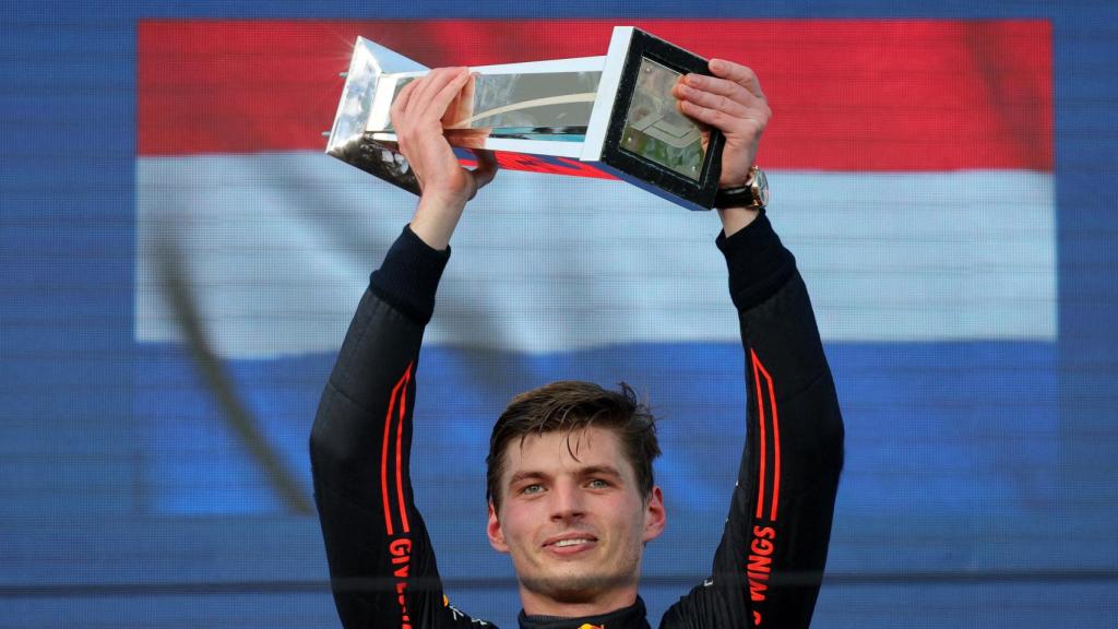 Max Verstappen con el trofeo de Miami