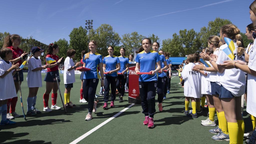 La selección femenina Sub21 de Ucrania es homenajeada en las Final Four de hockey de Madrid