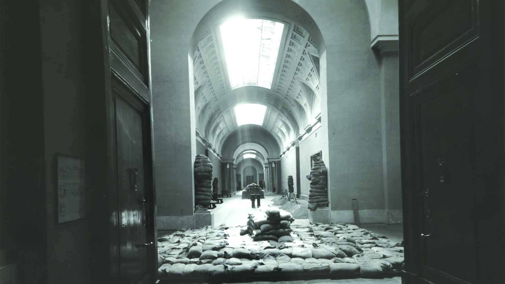 Fotografía de Hauser y Menet: Galería central del Museo del Prado durante la Guerra Civil, 1936-39. Archivo del Museo del Prado