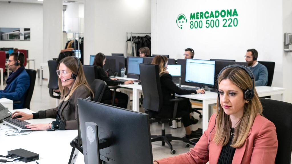 Varios trabajadores del equipo de atención al cliente de Mercadona.