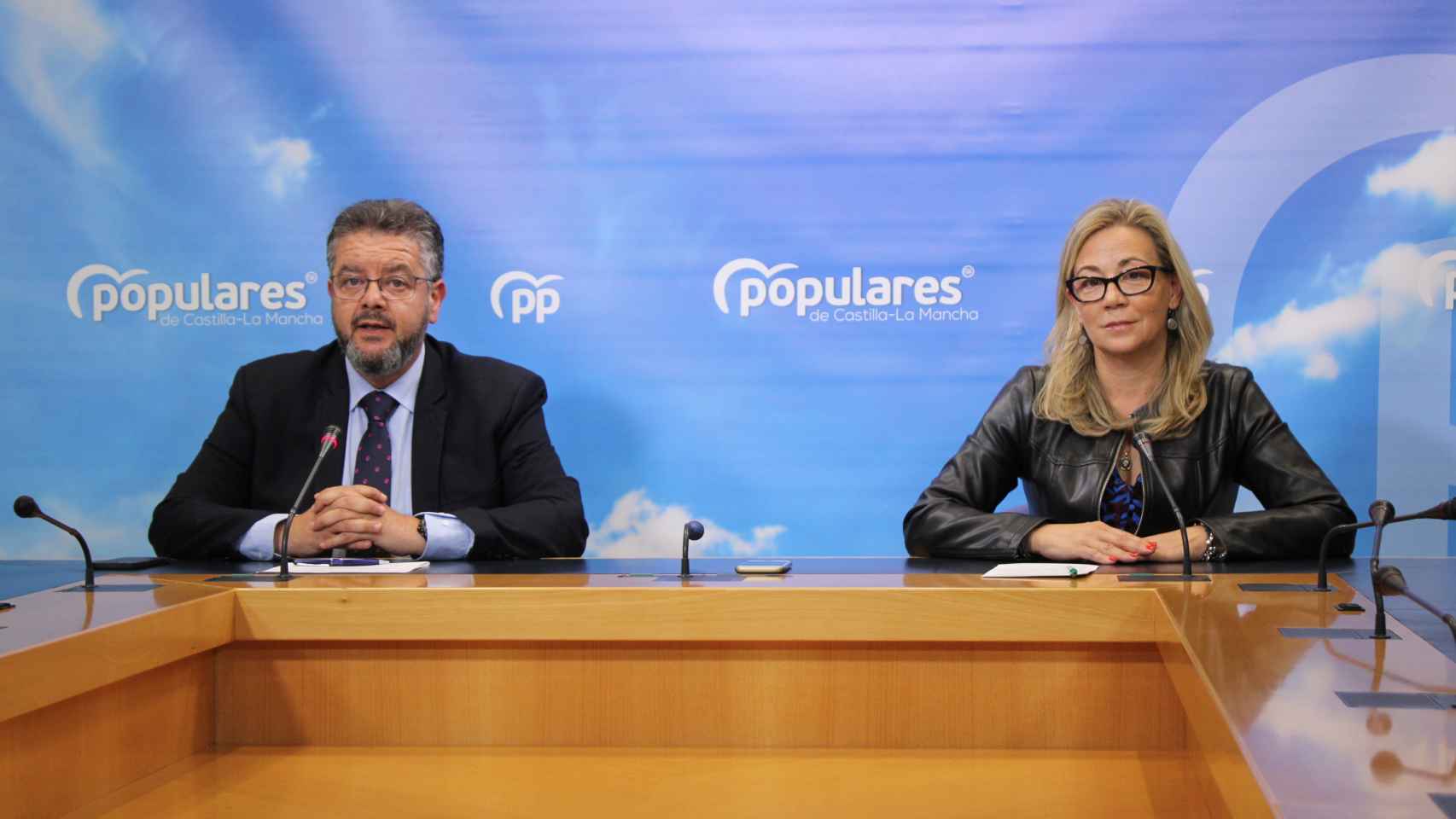 La portavoz del Grupo Popular, Lola Merino, y el viceportavoz, Juan Antonio Moreno, este lunes en rueda de prensa en las Cortes regionales