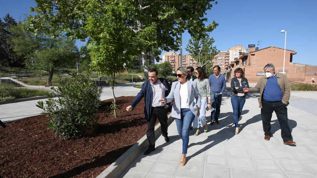 La alcaldesa de Toledo, Milagros Tolón, durante su visita a las obras del paseo Alberto Sánchez. / Foto: Óscar Huertas.