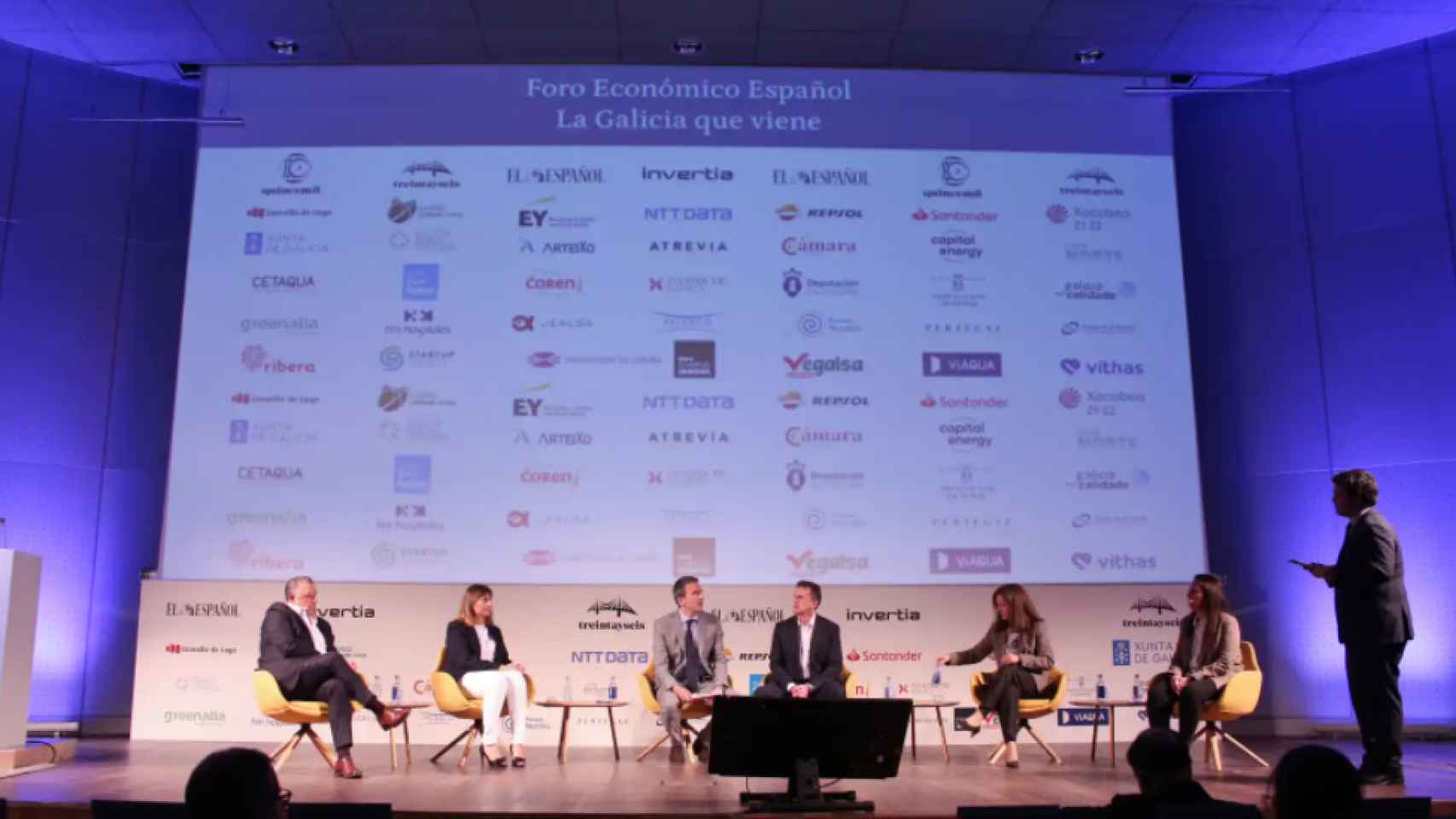 Imagen de la mesa redonda 'Sostenibilidad y economía circular', en la primera jornada del Foro Económico Español 'La Galicia que viene'.