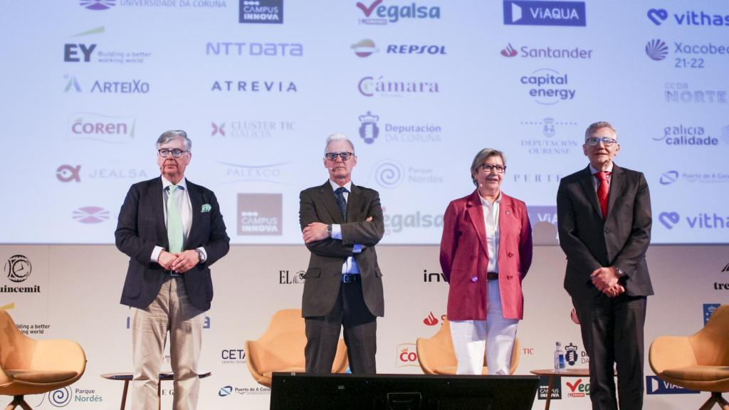 De izquierda a derecha; Juan Manuel Vieites, secretario general de Anfaco-Cecopesca; Juan Carlos Corrás, presidente de la Lonja de A Coruña; Rosa Quintana, conselleira do Mar de la Xunta de Galicia; y Javier Touza, presidente de ARVI (Cooperativa de Armadores de Pesca del Puerto de Vigo); en la primera jornada del Foro Económico Español 'La Galicia que viene'.