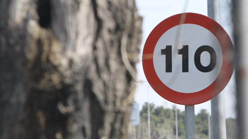 En 2011 la velocidad en autopistas y autovías se redujo hasta los 110 km/h durante 4 meses.