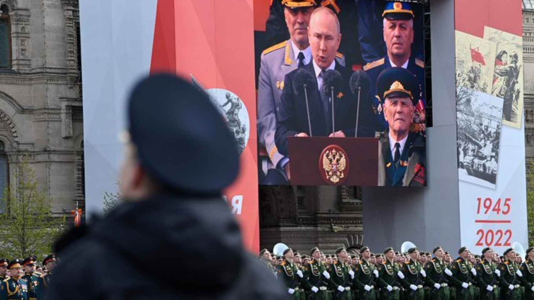 Vladímir Putin en una pantalla durante el desfile del Día de la Victoria.