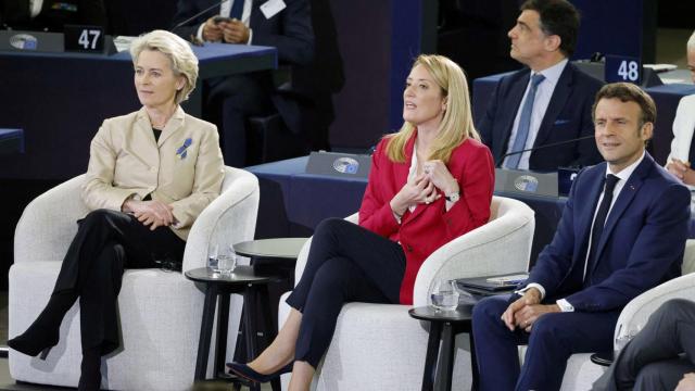 Ursula von der Leyen, Roberta Metsola y Emmanuel Macron, durante la Conferencia sobre el futuro de Europa.