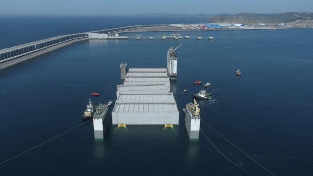 Vista aérea de los cajones de hormigón en el Puerto Exterior.