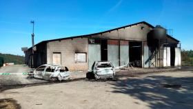 Un incendio en una granja de ganado causa daños y calcina dos coches en Aranga (A Coruña)