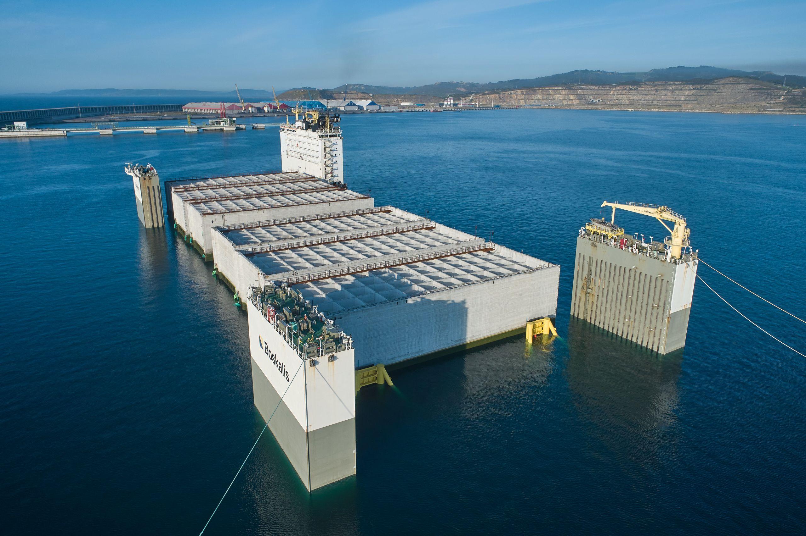 Imagen de la operación del ‘Boka Vanguard’ cedida por el Puerto de A Coruña.