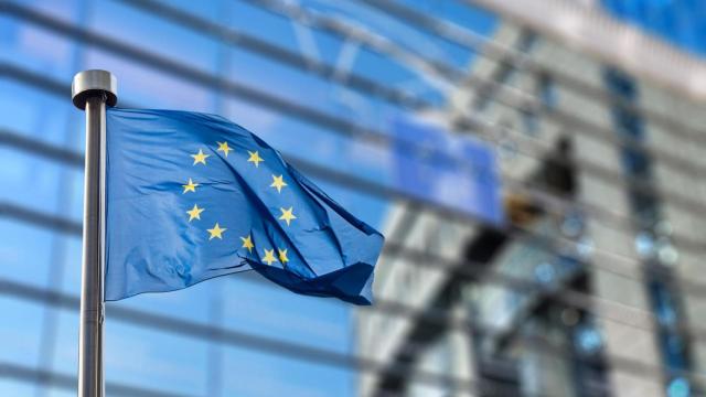 La bandera de la Unión Europea frente al edificio de la Comisión Europea en Bruselas, Bélgica.