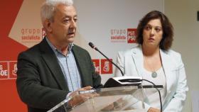 El portavoz parlamentario del PSdeG, Luis Álvarez, y la diputada socialista Begoña Rodríguez Rumbo.