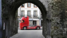 Un camión pasa bajo la Puerta de Santiago de la Muralla Romana de Lugo.