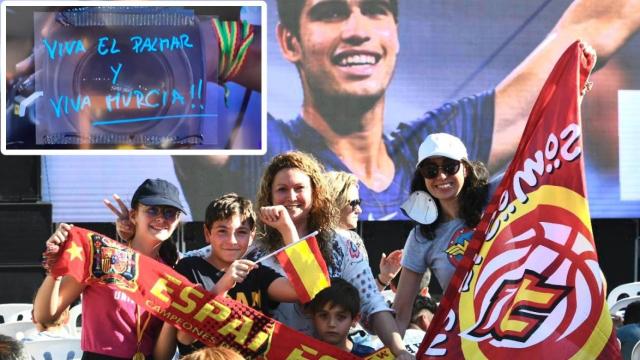 Unos vecinos de El Palmar, este domingo, en la avenida Pintor Pedro Cano donde se había instalado una pantalla gigante para seguir la final del Mutua Madrid Open.