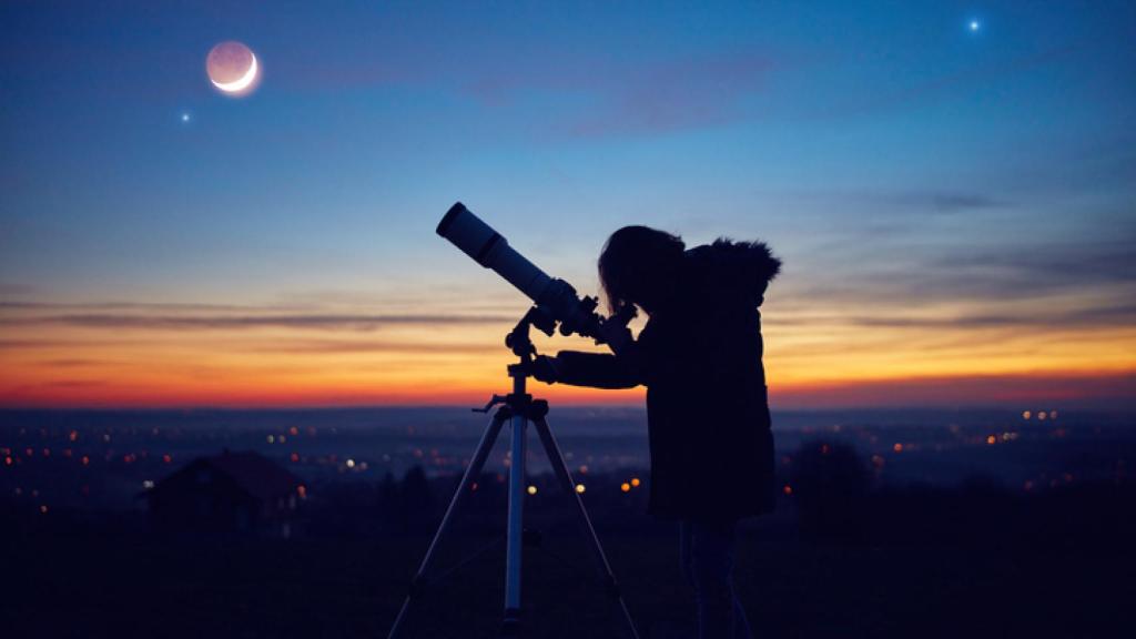 Una persona contempla un eclipse de luna.