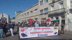 Concentración de trabajadores de Hijos de J. Barreras frente a las instalaciones del astillero, en Vigo.