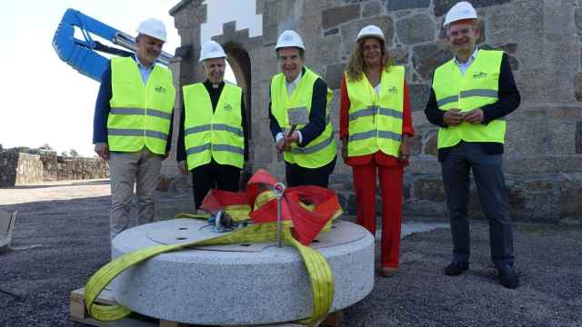 Inicio de los trabajos de colocación del Cristo de A Guía, en Vigo.