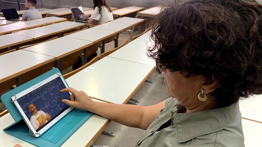 Una alumna utiliza la tecnología inclusiva de Bemyvega.