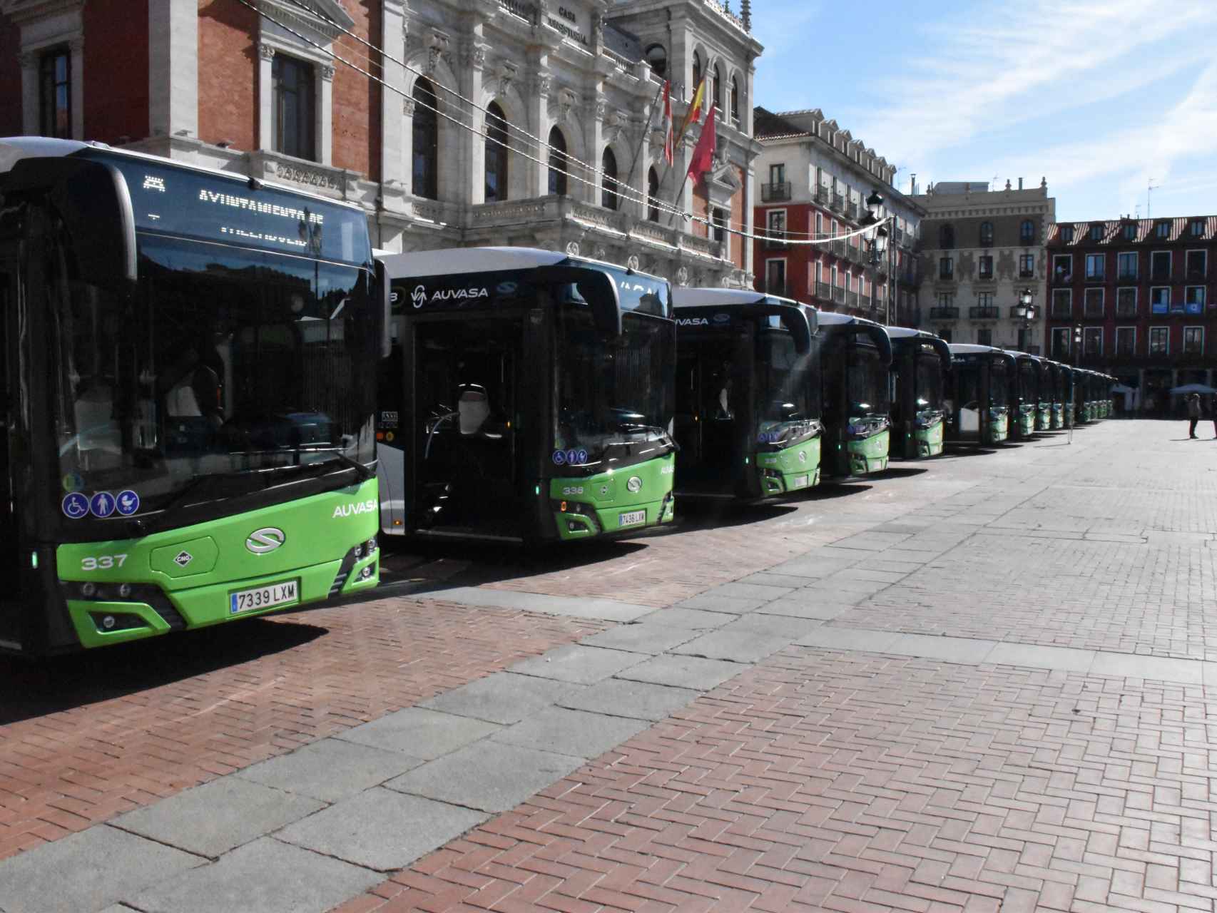 Los 15 nuevos autobuses que recorrerán las calles de Valladolid.