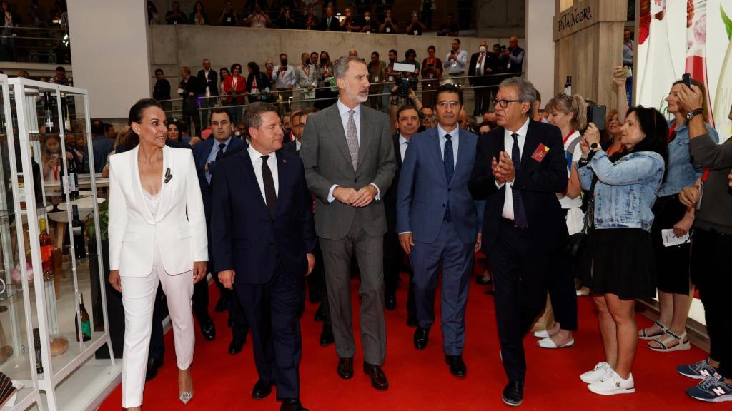 Eva Masías, Emiliano García-Page, Felipe VI, José Manuel Caballero  y Manuel Juliá durante la inauguración de Fenavin 2022.