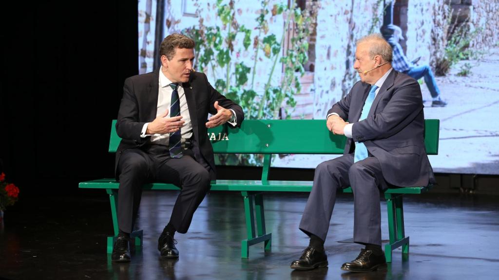 Víctor Manuel López (izquierda) y Manuel Campo Vidal (derecha) en el Palacio de Congresos de Eurocaja Rural.