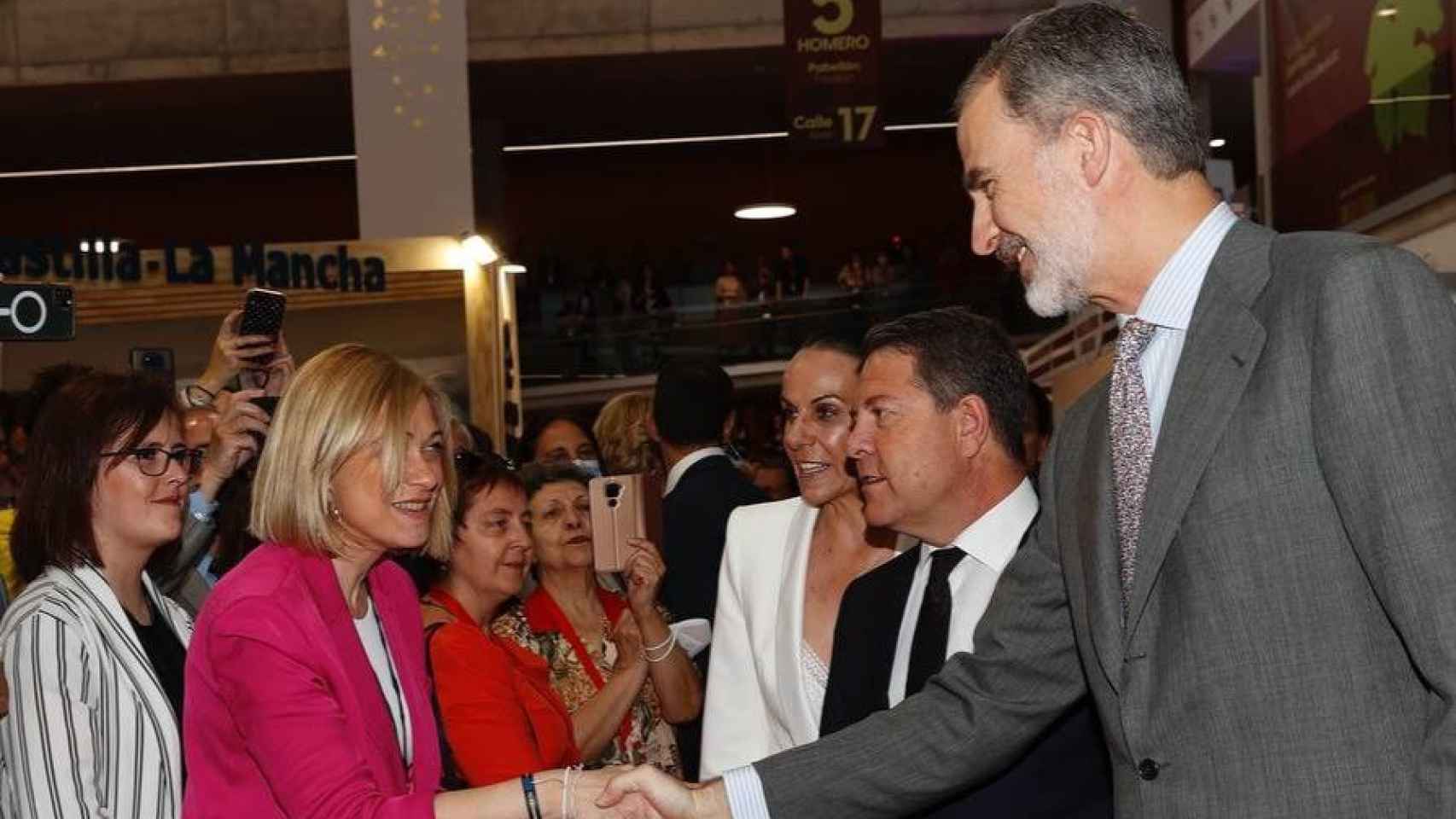 Carmen Picazo saluda a Felipe VI en la inauguración de Fenavin.