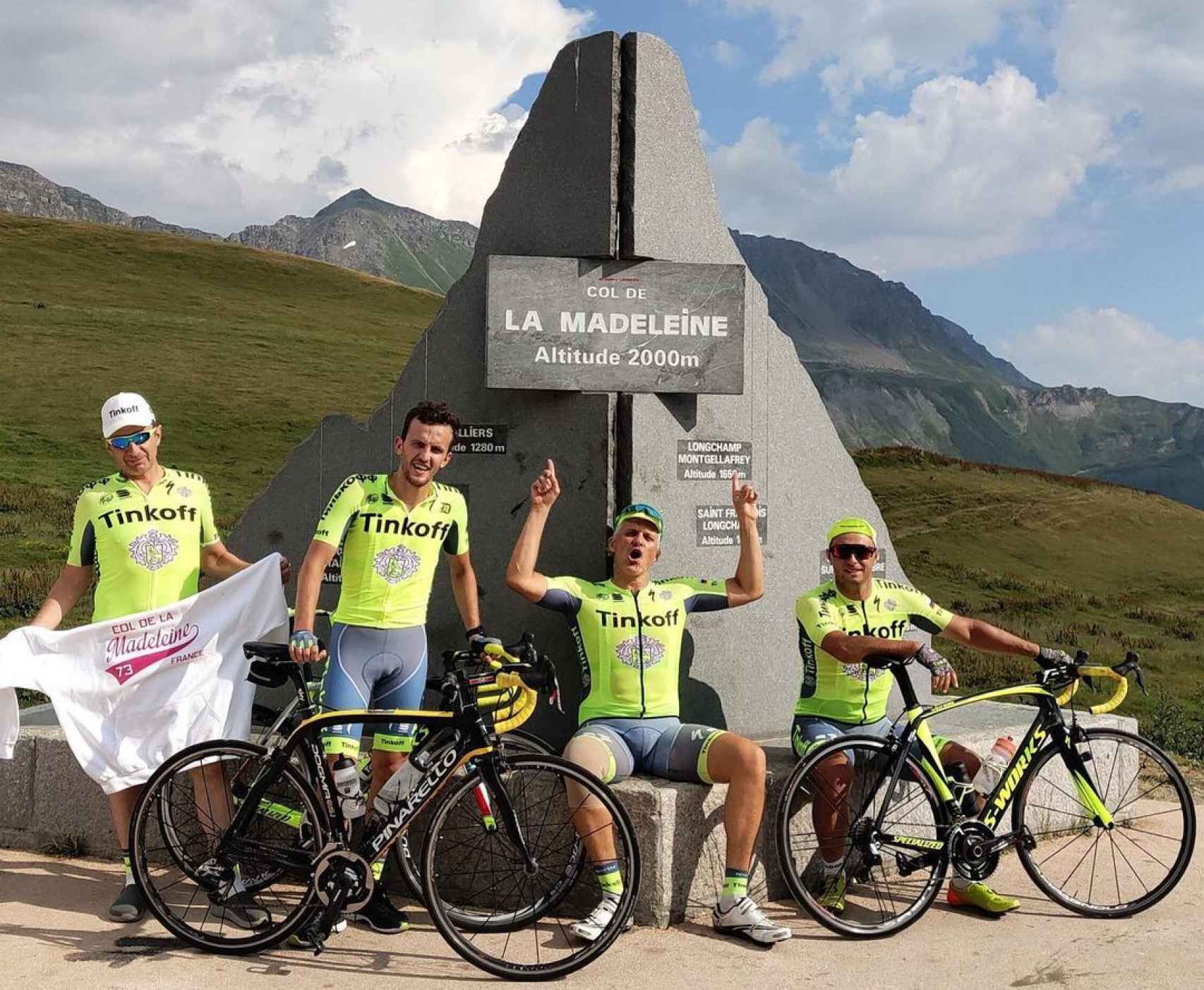 El magnate ruso y ciclista aficionado Oleg Tinkov, en el centro, en julio de 2019 en los Alpes franceses.