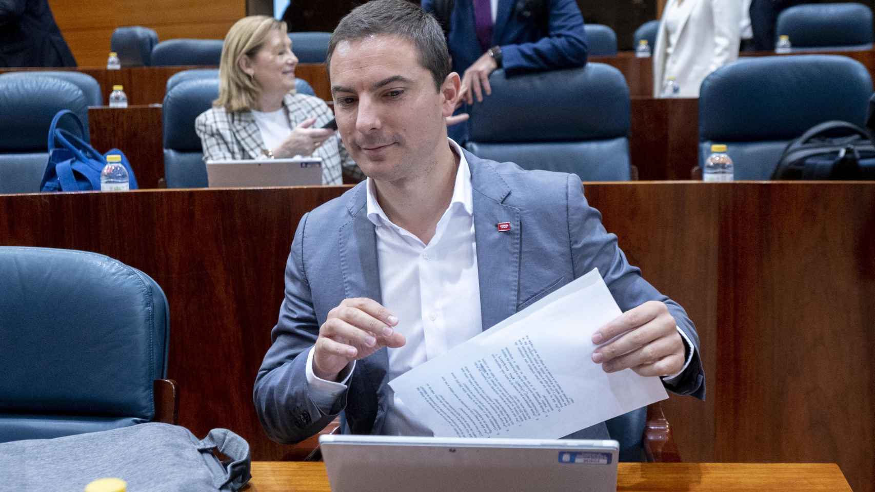El secretario general del PSOE-M, Juan Lobato, durante una sesión plenaria, en la Asamblea de Madrid, a 5 de mayo de 2022.