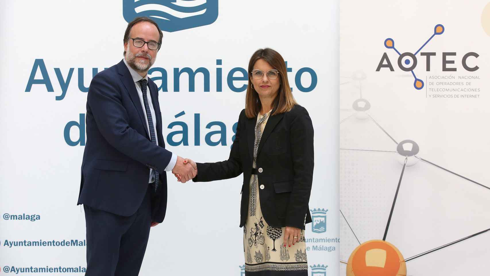 El director ejecutivo de Aotec, Gonzalo Elguezábal, y la concejala delegada del Área de Innovación y Digitalización Urbana, Susana Carillo.