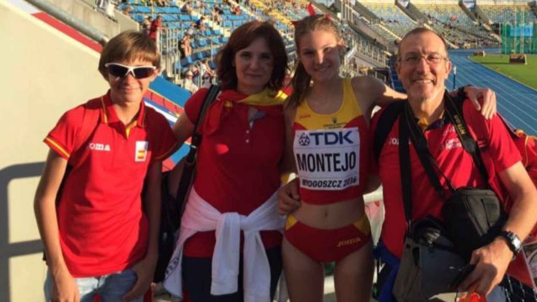 José Manuel Montejo (dcha), con su familia. Junto a él, su hija Irene, atleta de marcha, cinco veces internacional con España.