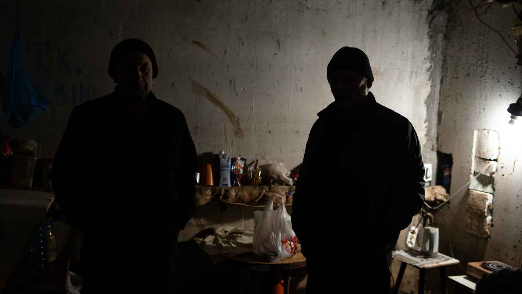 Los sótanos oscuros y medio derruidos siguen siendo los mejores refugios en Járkov. En la imagen, dos hombres piden no revelar la ubicación, nombres y caras.
