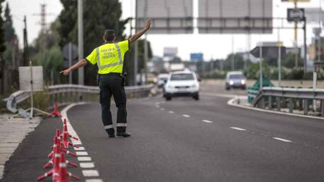Un agente de la Guardia Civil en una carretera española, en imagen de archivo.
