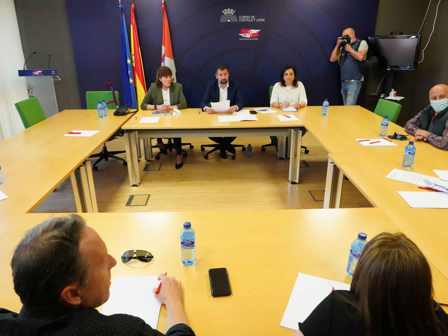 Reunión entre el Grupo Socialista de las Cortes y el Comité de Empresa del Grupo Siro, este martes.