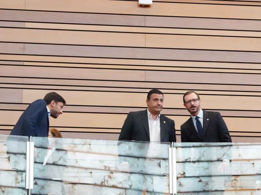 Francisco Díaz, Javier Maroto y Vidal Galicia durante el pleno de las Cortes, este martes.