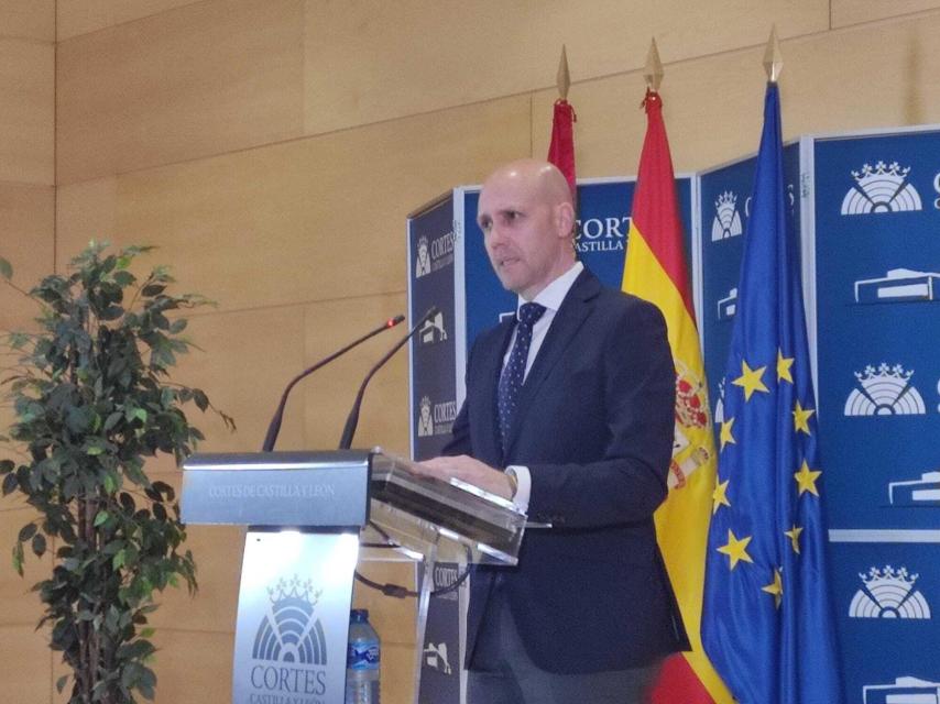 El portavoz de Vox, Carlos Menéndez, durante la rueda de prensa de este martes tras el pleno de las Cortes.