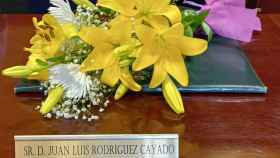 Un ramo de flores colocado en la que fuera su silla ha sido el modo en el que la Corporación Municipal ha querido recordar a Rodríguez