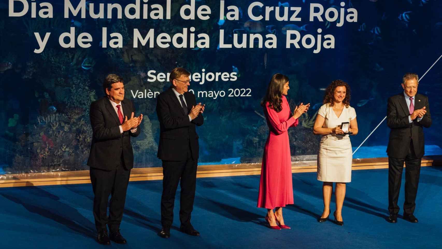 La ingeniera vallisoletana Elena García Armadas recibe de la reina Letizia la Medalla de Oro de Cruz Roja